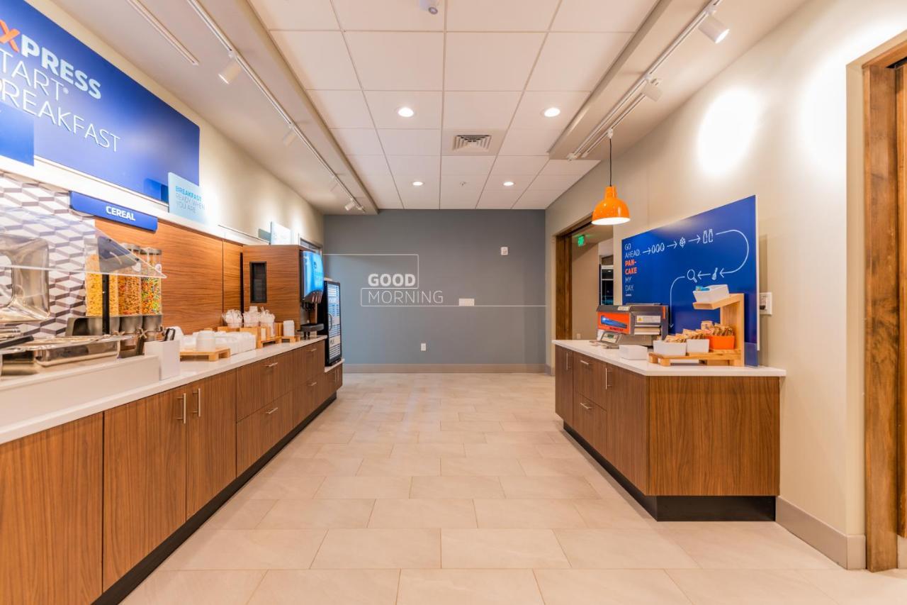 Holiday Inn Express & Suites Charlottesville By Ihg Luaran gambar