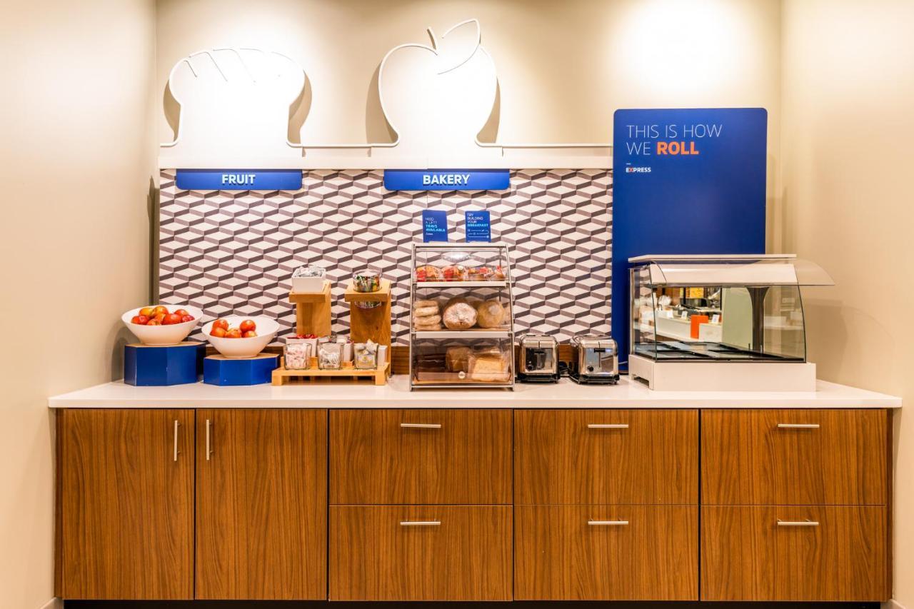 Holiday Inn Express & Suites Charlottesville By Ihg Luaran gambar