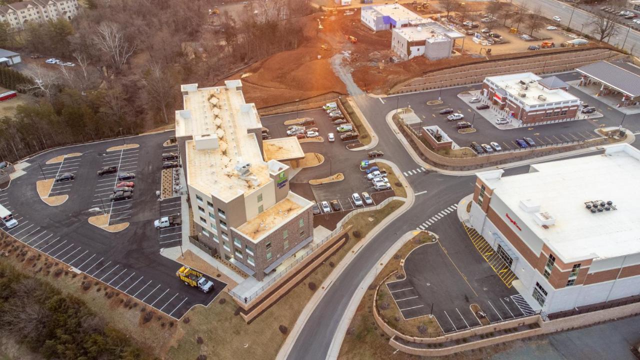 Holiday Inn Express & Suites Charlottesville By Ihg Luaran gambar